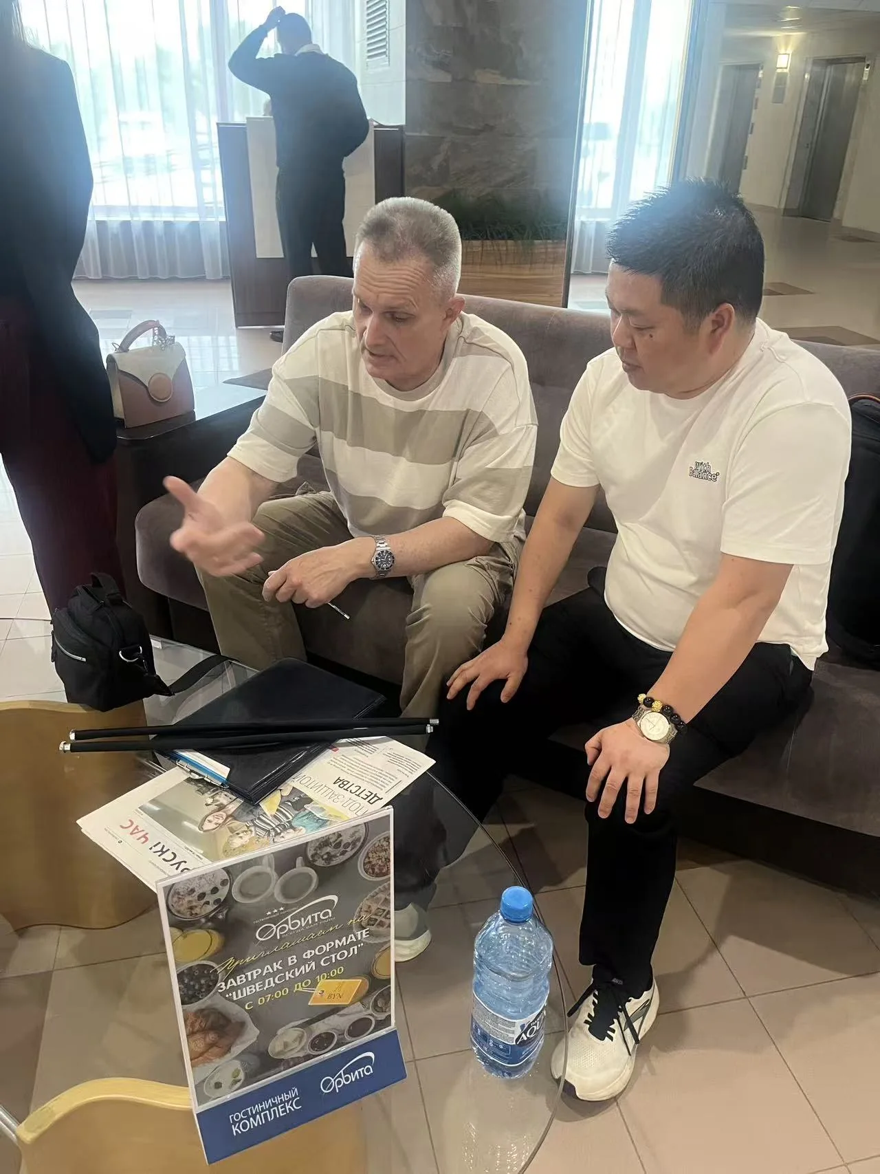 YIWAN representative discussing hardware requirements with a buyer in Belarus
